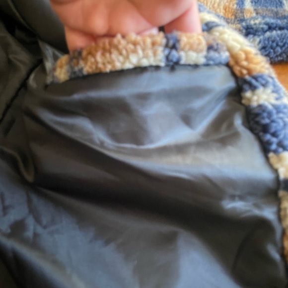 Men’s Small Plaid Zip Up Teddy Hooded with drawstrings. Zipper pockets outside - Picture 8 of 11